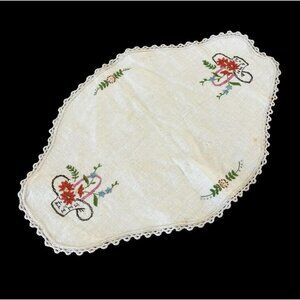 Vintage Embroidered Centerpiece Table Linen Doily Floral Baskets Lace Edge White